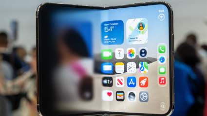 Apple’s Foldable iPhone Duo Sells Out in Minutes of Preorders