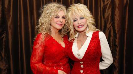 Dolly Parton’s Sister Claims Voting Machine Flipped Her Ballot: ‘I Kept Punching for the Democrat’