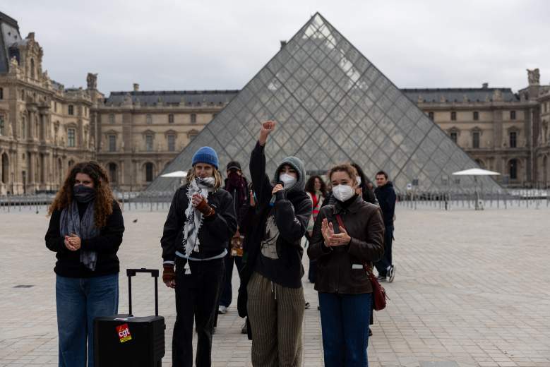louvre closed